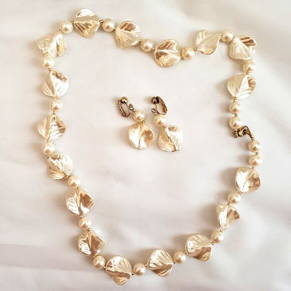 Pearl Flower Acrylic Pedal Opera Necklace & Clip Earrings - Picture 5 of 7